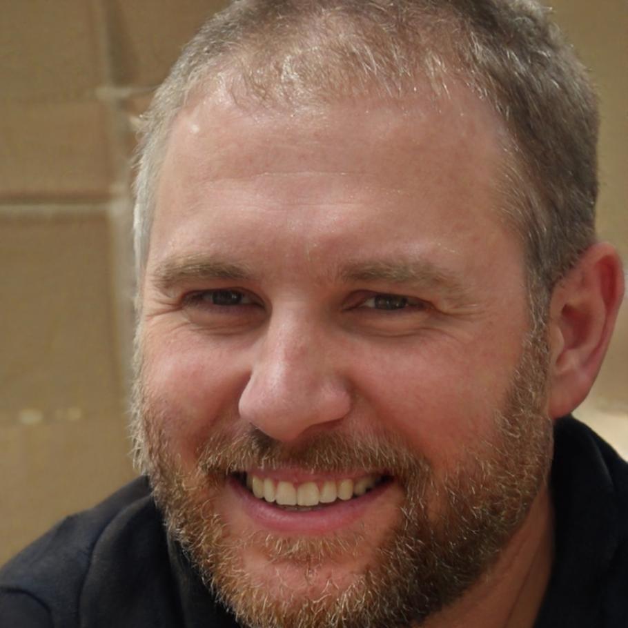 Portraitfoto von Kursabsolvent Jesper Thiemann