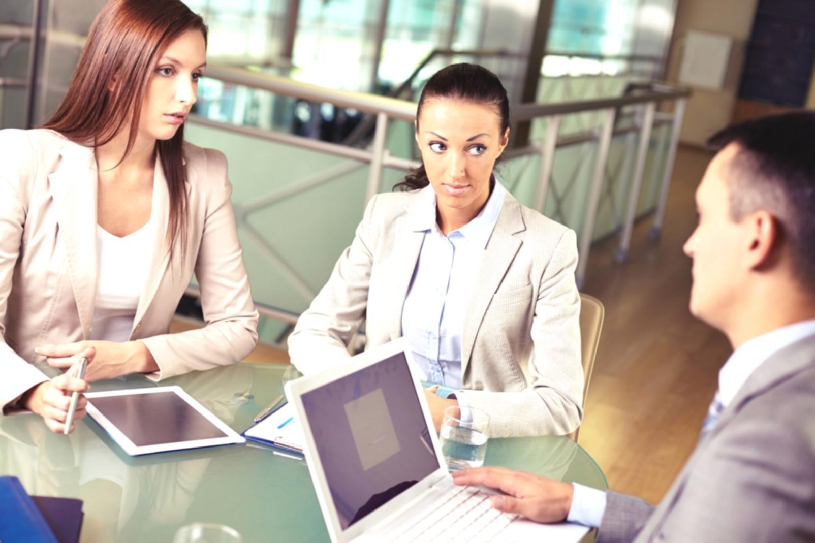 Teilnehmer während einer Gruppenarbeitsphase im Finanzanalyse-Kurs